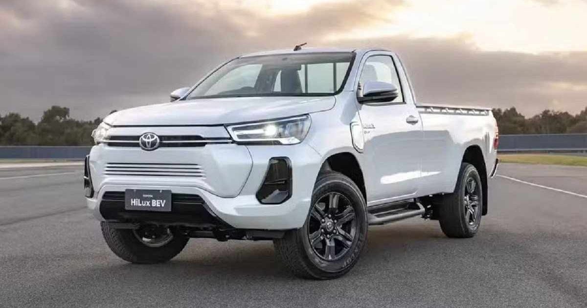 Toyota Hilux elétrica branca parada 