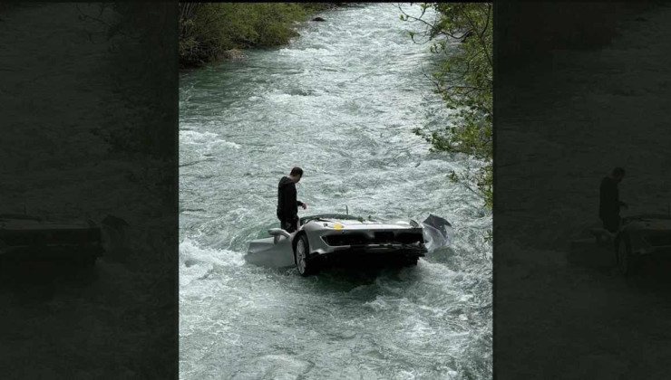 Carro ficou debaixo da água quase por inteiro -  (crédito: Reprodução/Reddit)