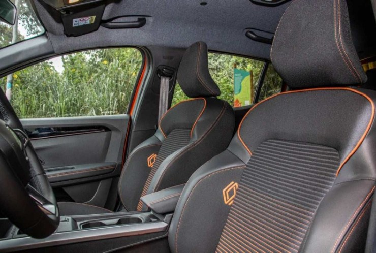 Renault Kardian Première Edition 1.0 turbo modelo 2024 laranja interior volante bancos dianteiros estático no asfalto mata ao fundo