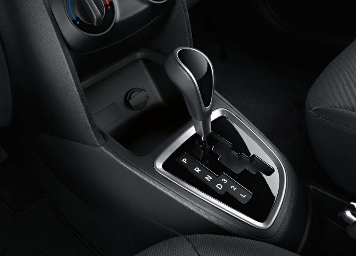 Hyundai HB20S modelo 2013 preto interior alavanca de câmbio automática estática no estúdio