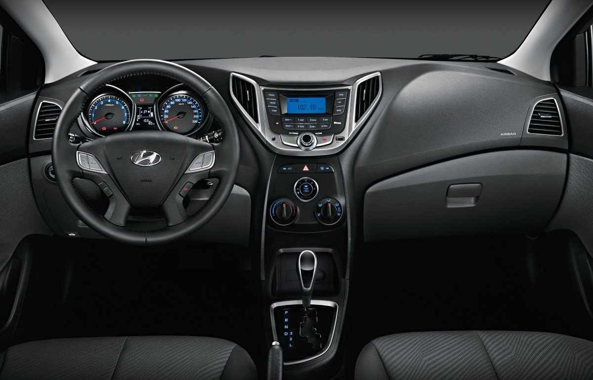 Hyundai HB20S modelo 2013 volante interior azul escuro e assentos estáticos no estúdio