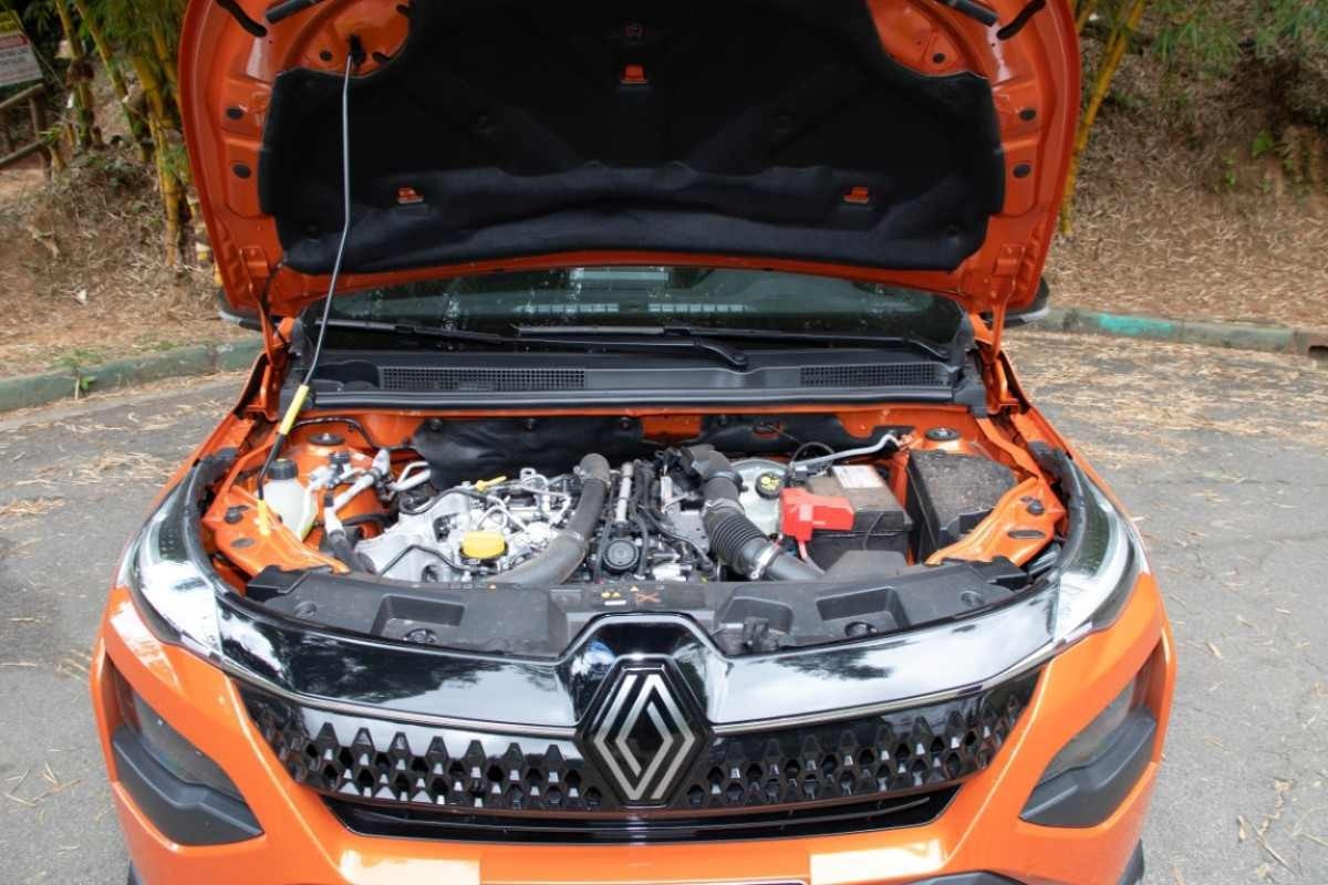 Renault Kardian Première Edition 1.0 turbo modelo 2024 laranja cofre do motor estático no asfalto mata ao fundo