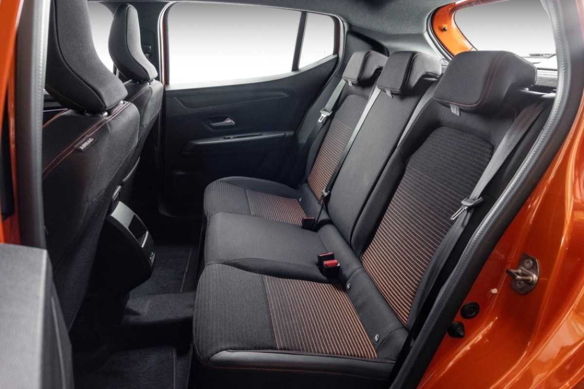 Renault Kardian Première Edition 1.0 turbo modelo 2024 laranja interior banco traseiro estático no estúdio