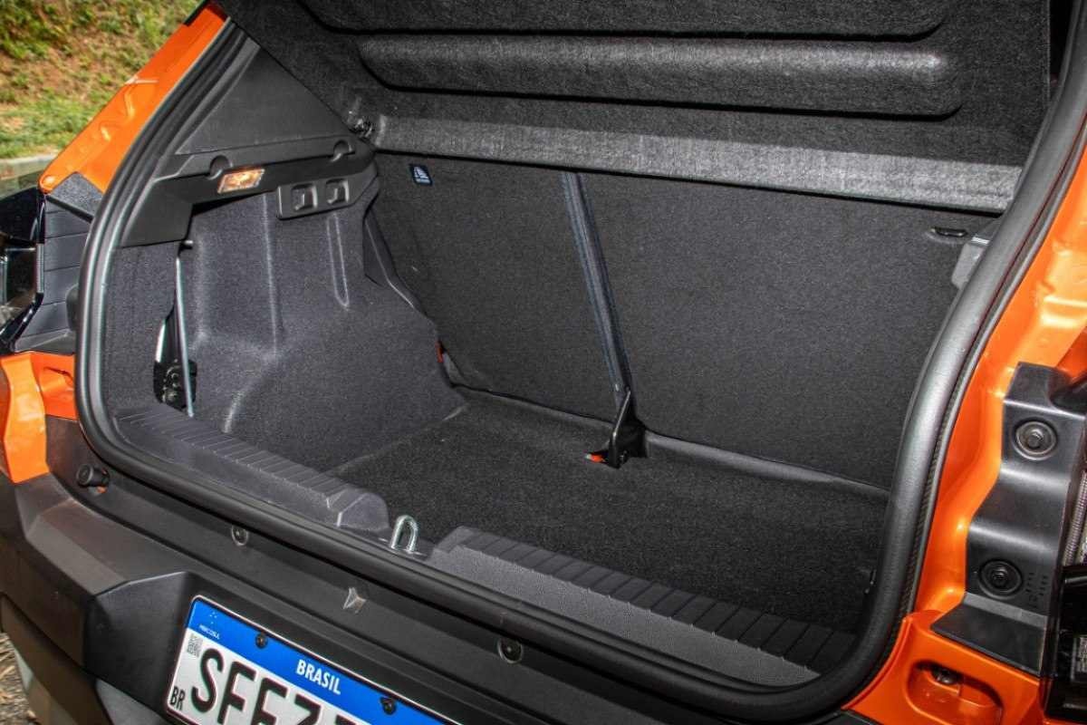 Renault Kardian Première Edition 1.0 turbo modelo 2024 laranja porta-malas estático no asfalto mata ao fundo