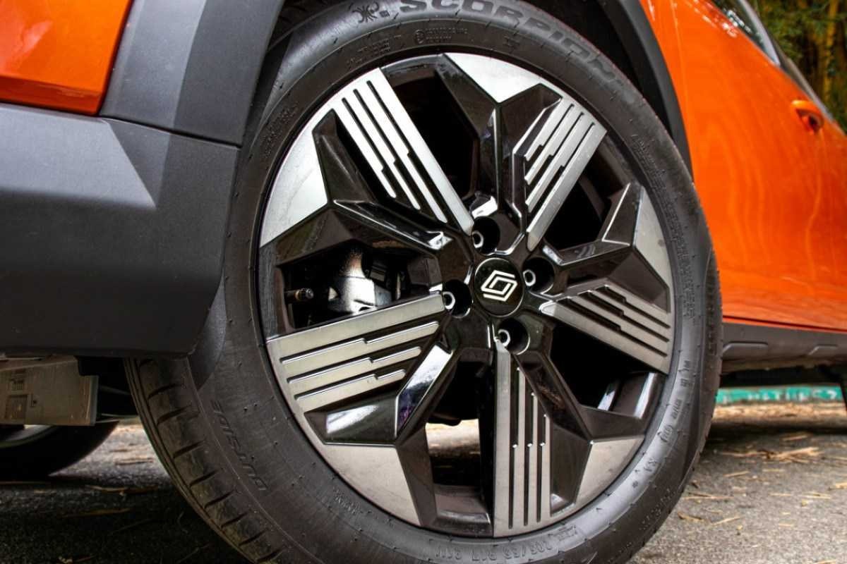 Renault Kardian Première Edition 1.0 turbo modelo 2024 roda de liga leve laranja de 17 polegadas estática no asfalto ao fundo