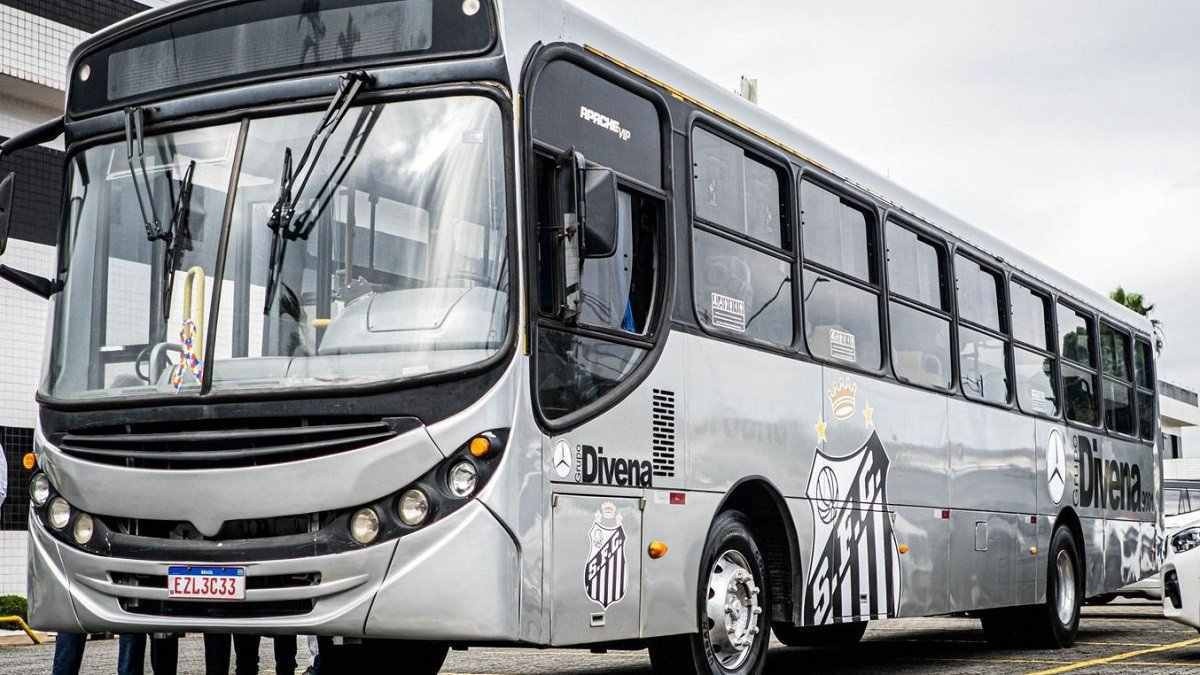 Internautas brincam que Santos adquiriu ônibus escolar para os meninos da Vila