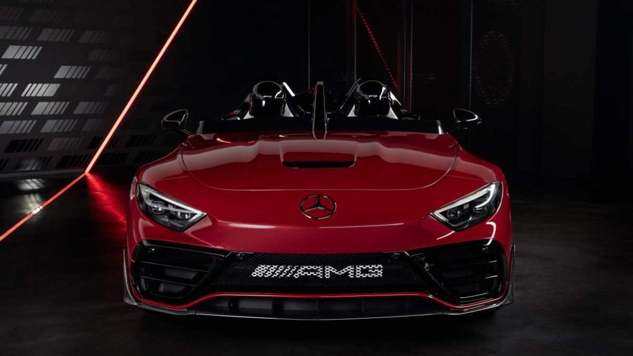 Mercedes-AMG PureSpeed Concept vermelho de frente chapada estático em fundo escuro no estúdio