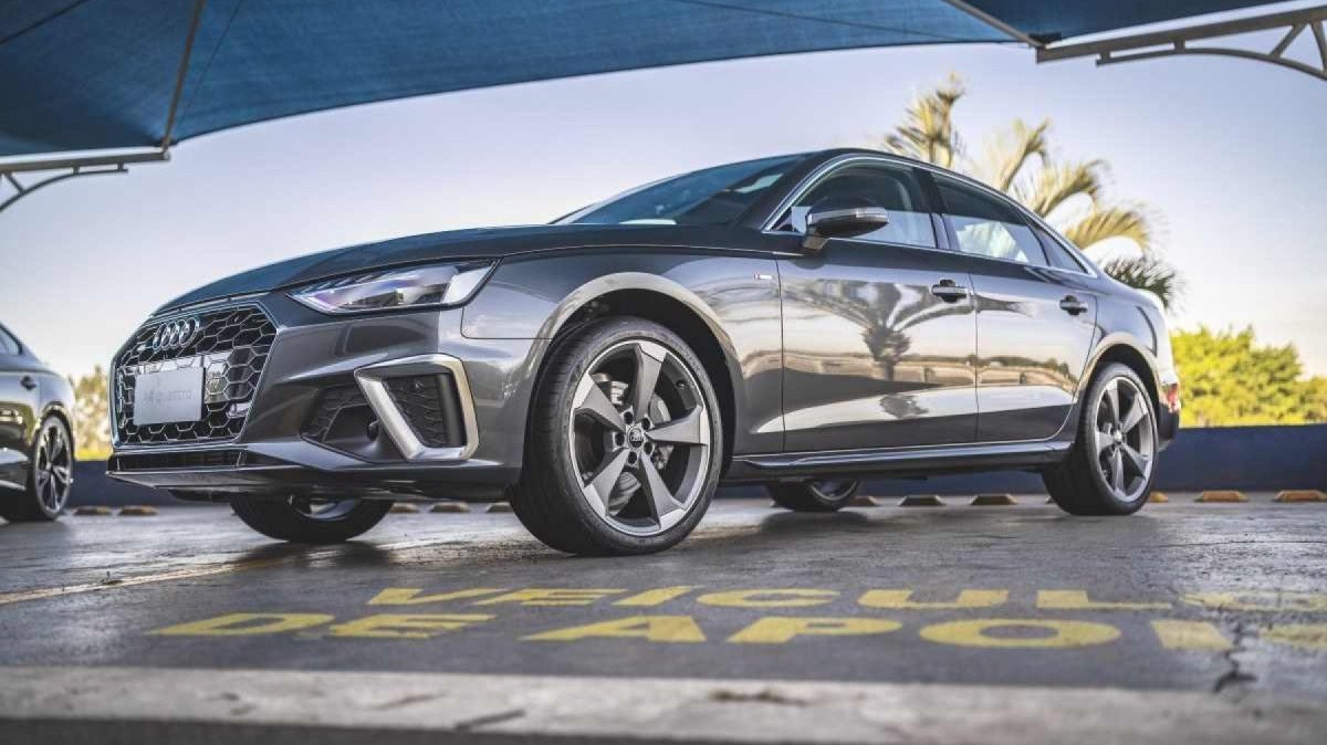 Audi A4 quattro modelo 2024 cinza esverdeado de frente estático no asfalto