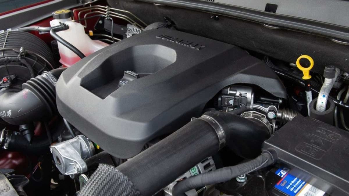 Motor 2.8 turbodiesel da Chevrolet S10 2025: na foto, vê-se a cobertura plástica do propulsor com a inscrição "Duramax"