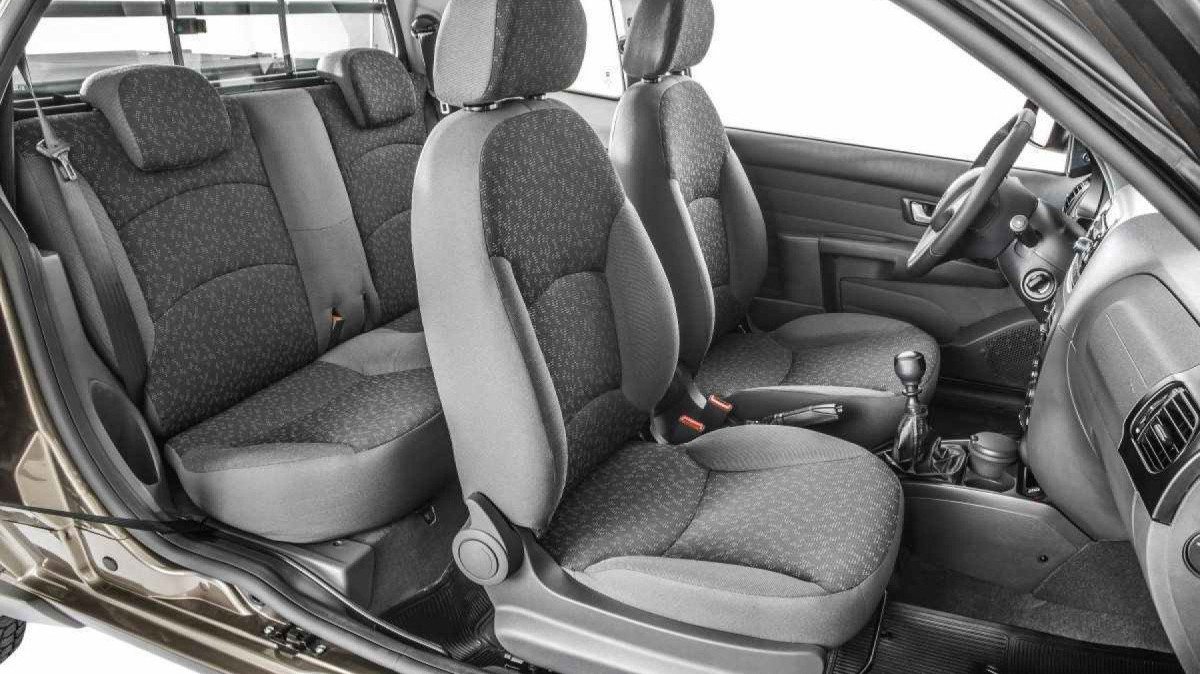 Fiat Strada Trekking modelo 2014 prata interior painel bancos dianteiros e traseiro estática no estúdio