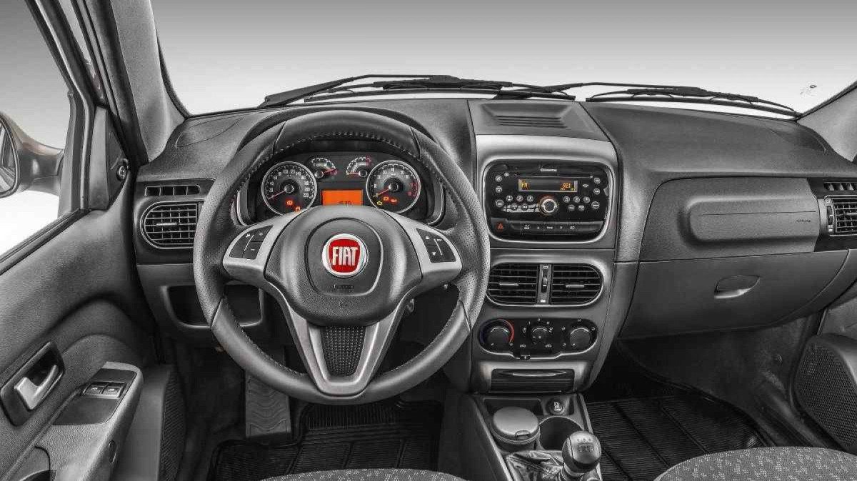Fiat Strada Trekking modelo 2014 prata interior painel volante e bancos dianteiros estáticos no estúdio