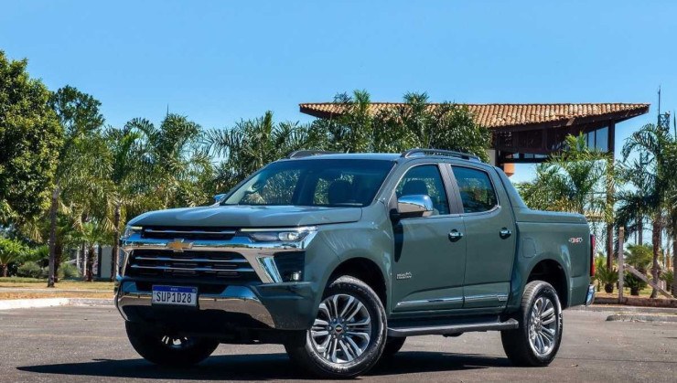 Chevrolet S10 High Country 2025 cinza de frente estacionada