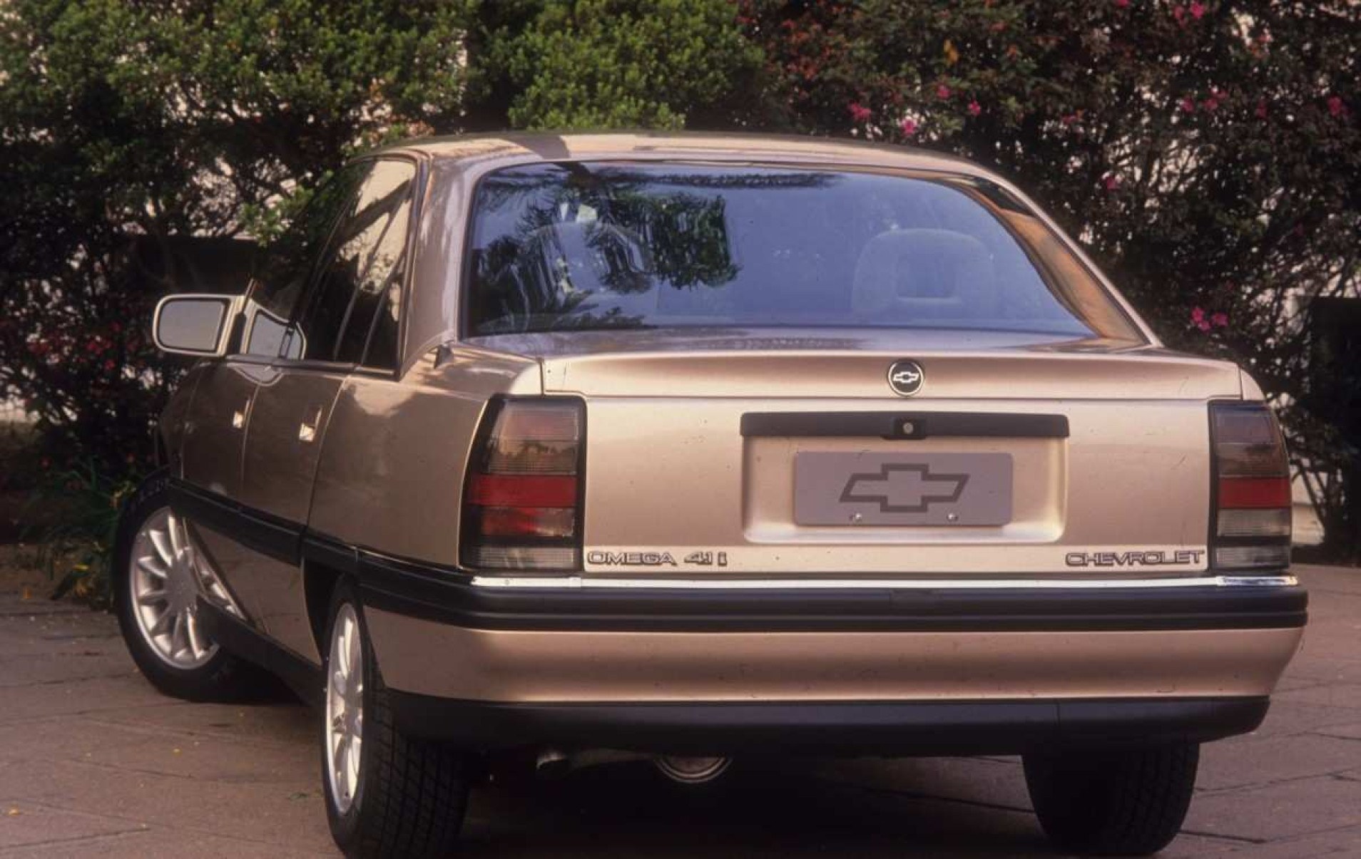 Lista com os carros lançados em 1994, que completam 30 anos e podem receber placa preta, para veículos de coleção.