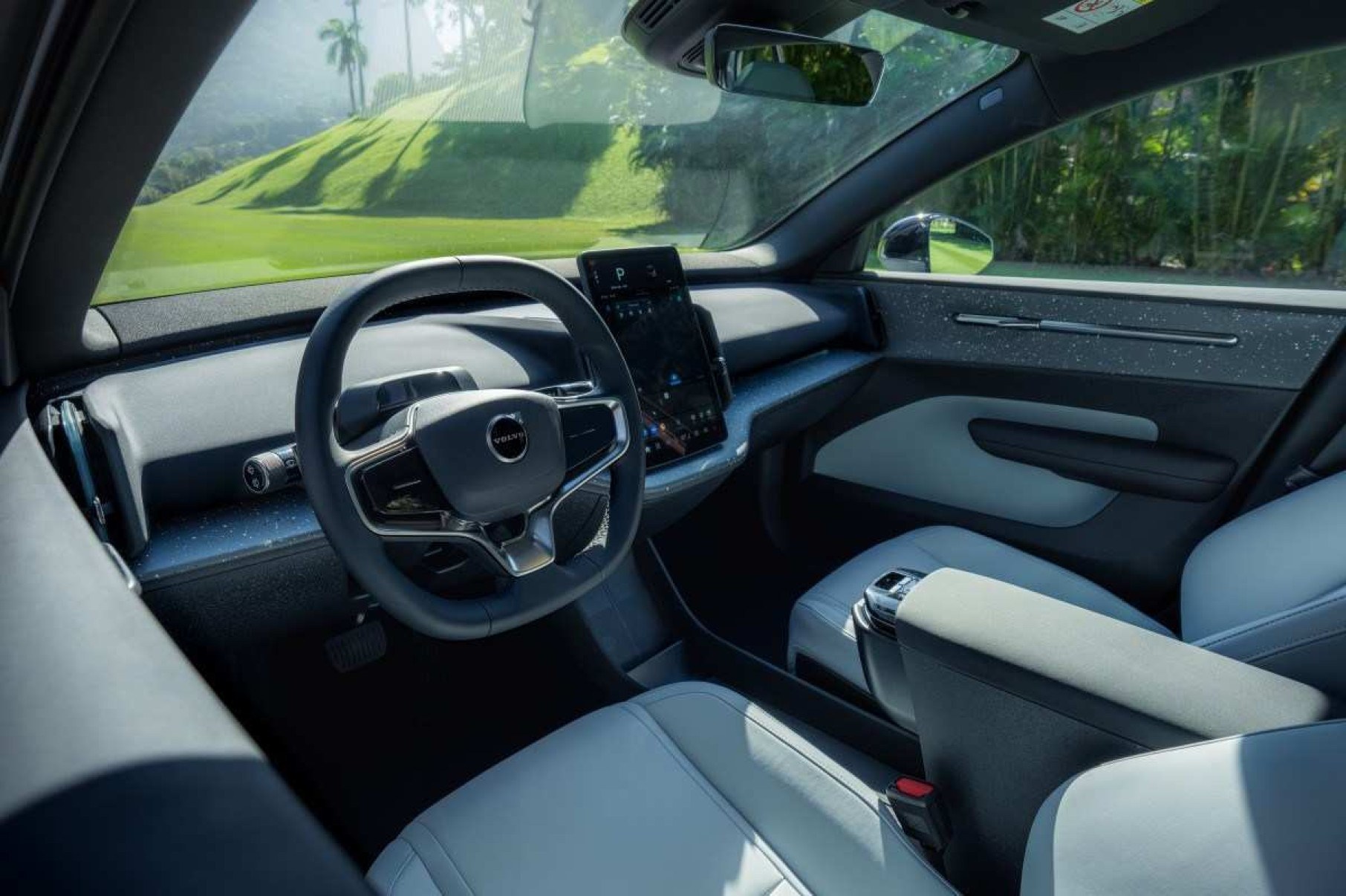 Interior do Volvo EX30 mostrando painel volante e bancos dianteiros