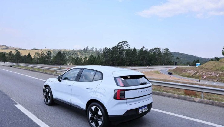 Volvo EX30 tem boa dirigibilidade e boa estabilidade em curvas. Velocidade máxima é de 180km/h