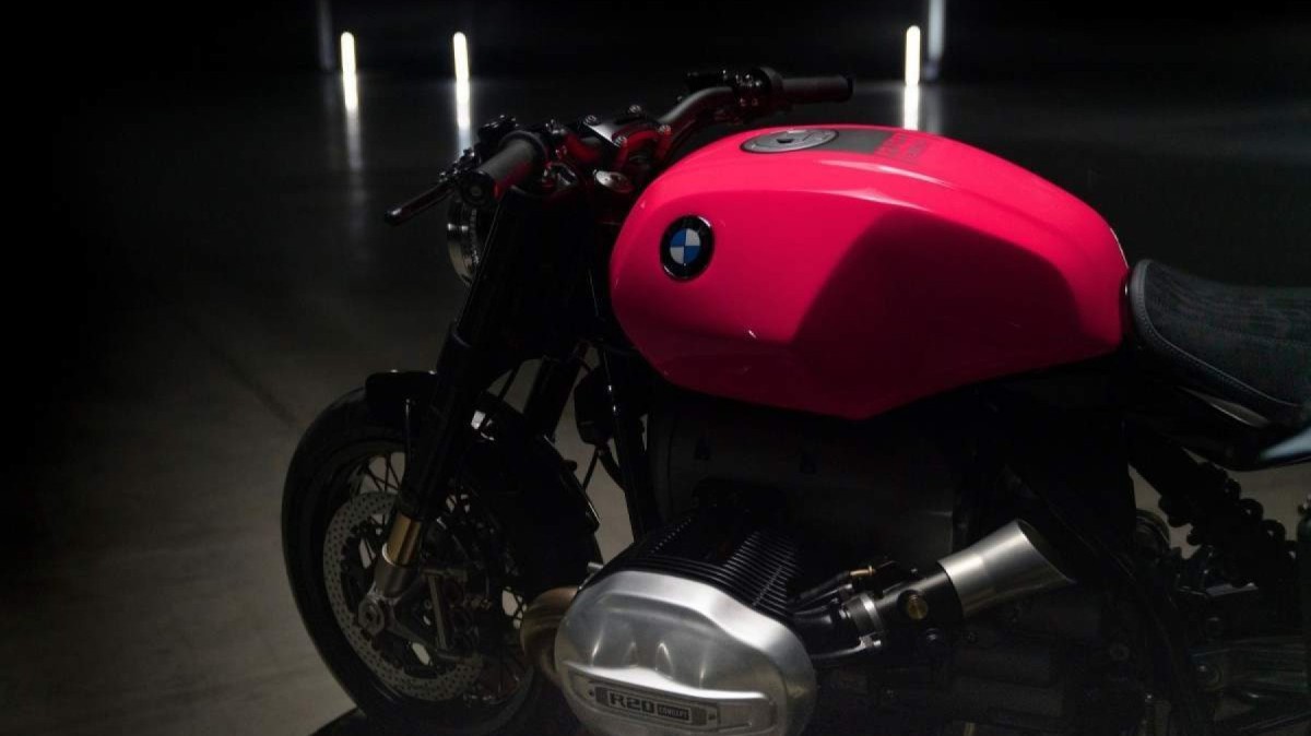 Detalhe lateral vermelho do BMW R20 Concept do tanque de combustível e motor expostos à estática no estúdio