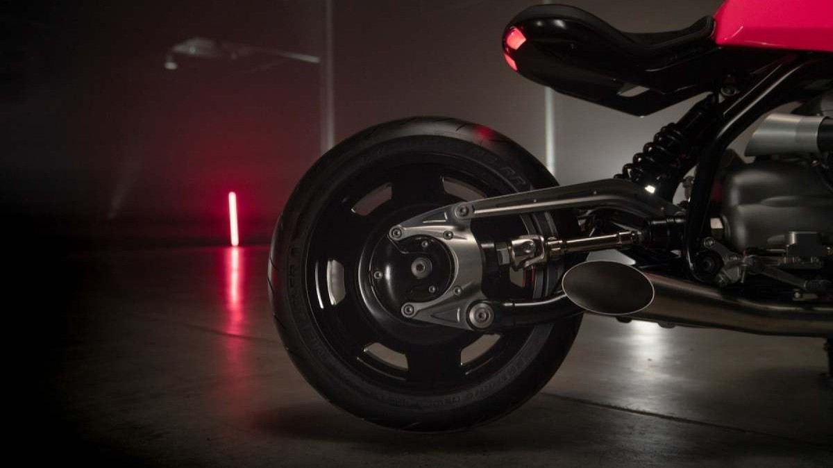 BMW R20 Concept vermelha detalhe da traseira com roda e escapamento estática em ambiente escuro no estúdio