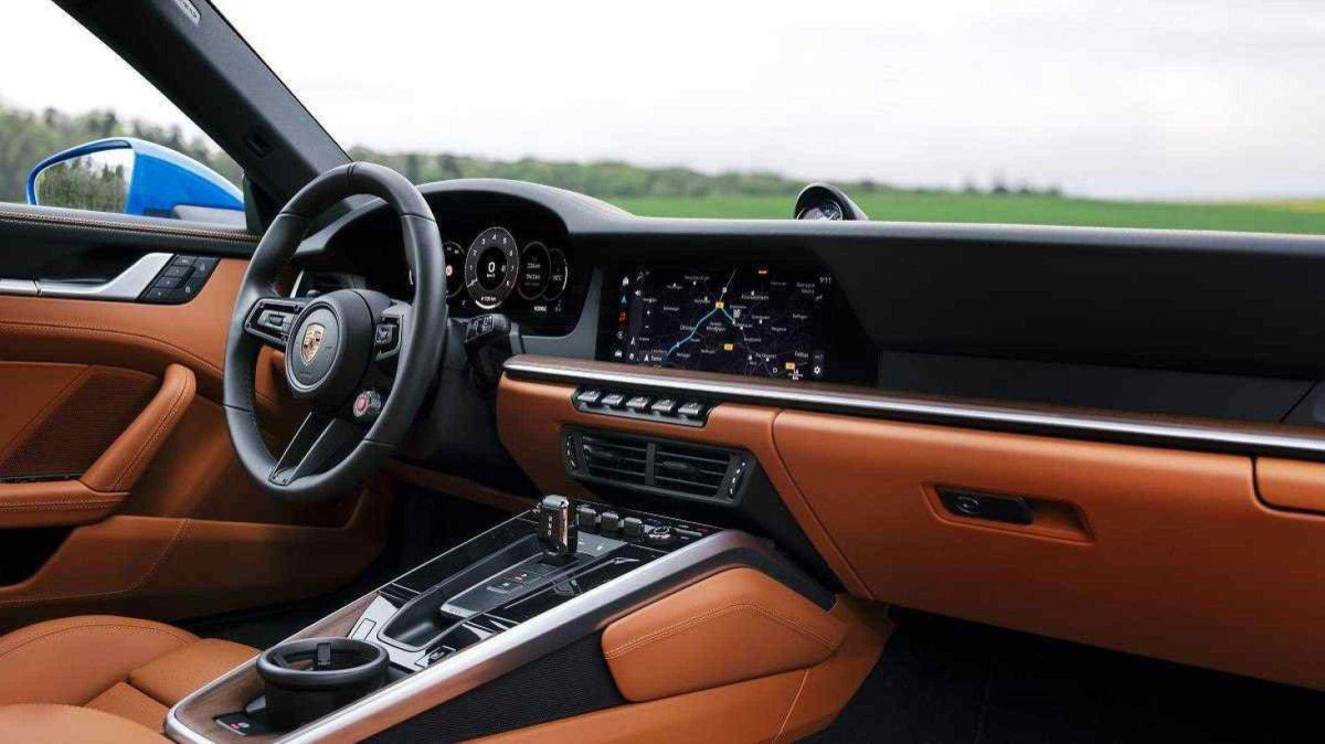 O cockpit do novo 911 Carrera GTS é totalmente digital, com display curvo de 12,6 polegadas  