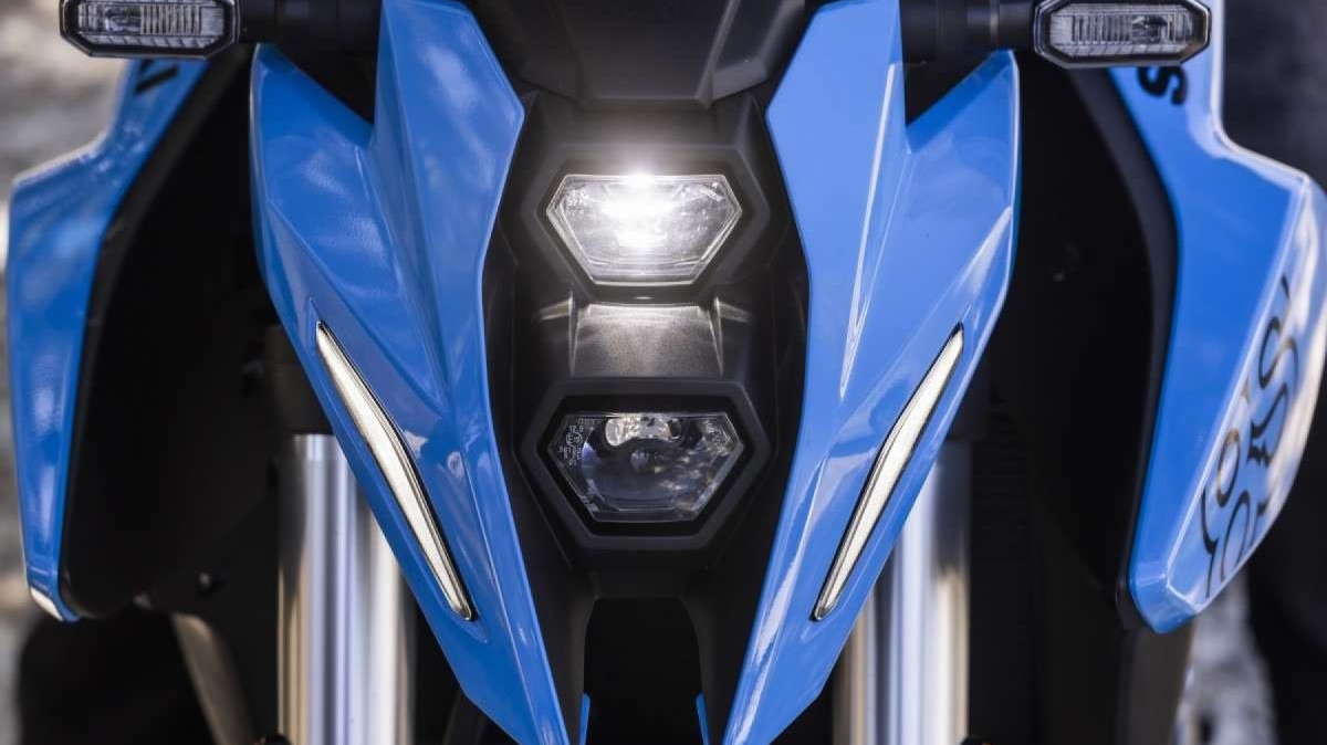 Suzuki GSX 8S modelo 2024 detalhe frontal estático azul do farol e carenagem no estúdio