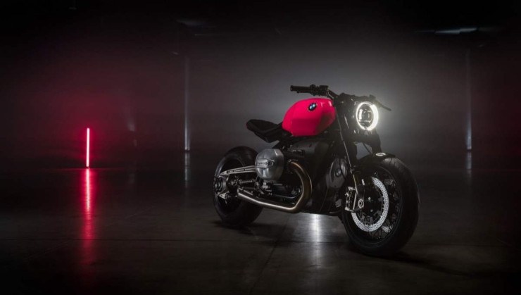 BMW R20 Concept vermelha de frente estática com farol aceso em ambiente escuro no estúdio