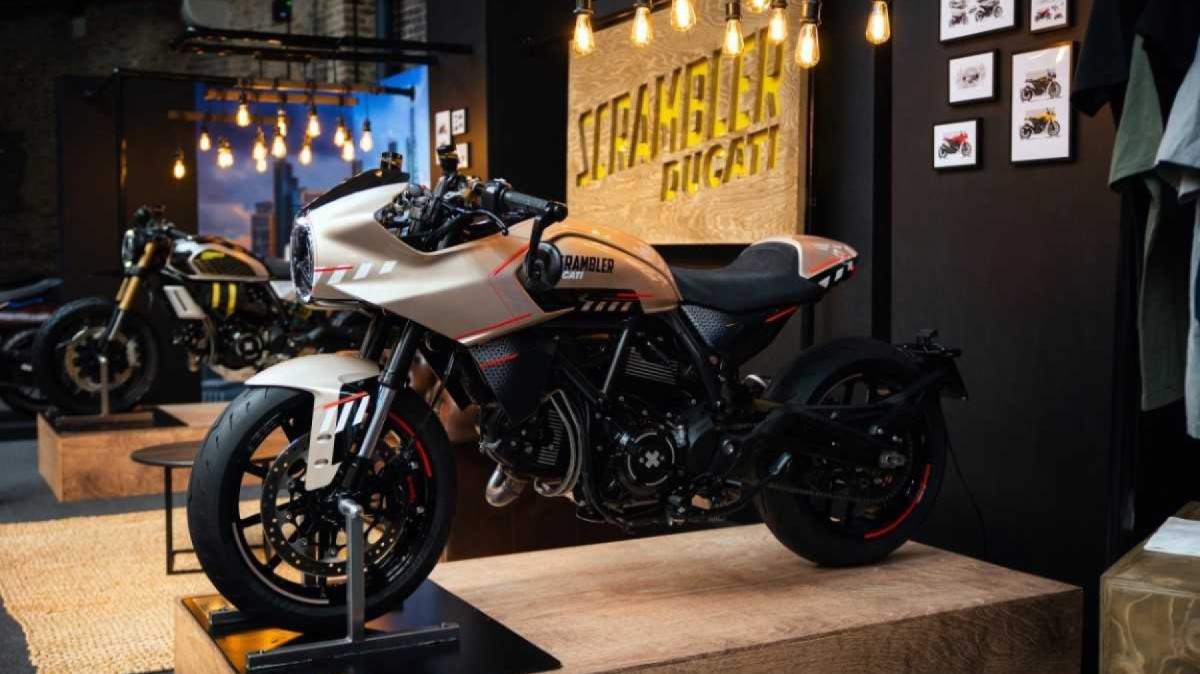 Ducati Scrambler CR 241 segue estilo Café Racer, com roda dianteira de aro de 17 polegadas e guidão esportivo