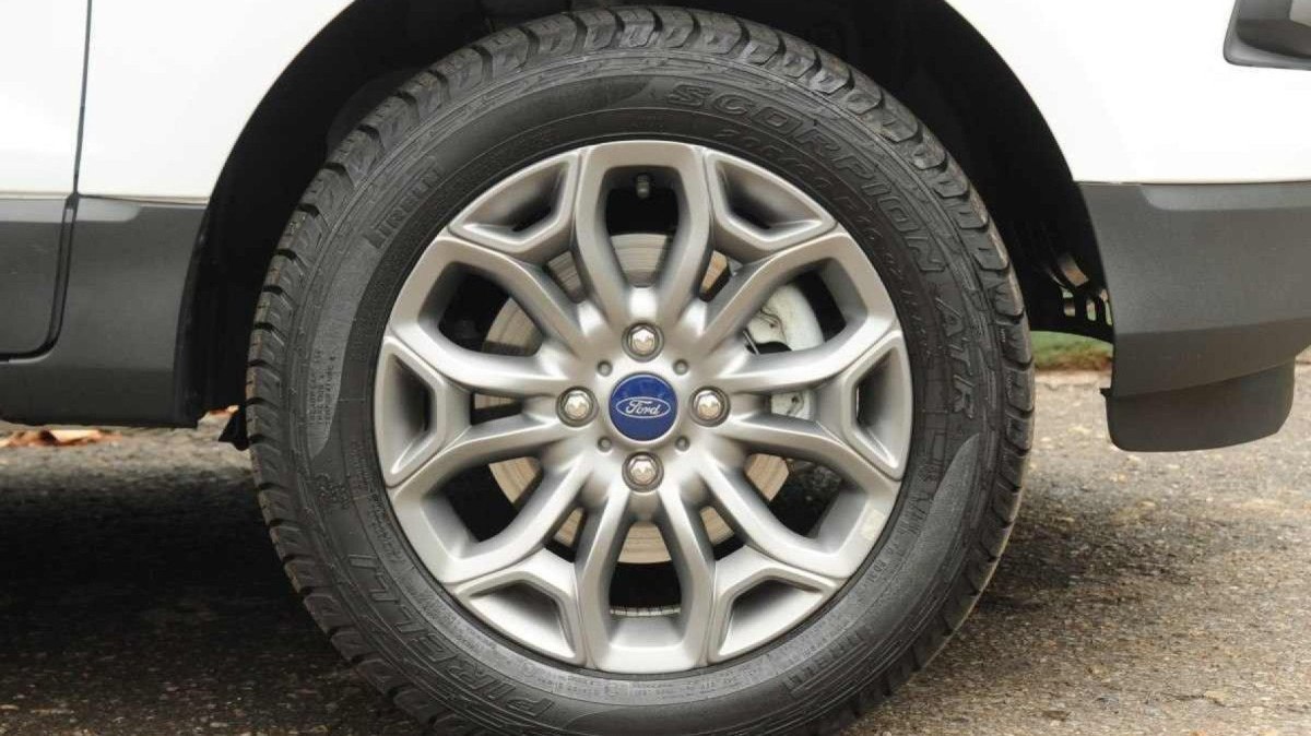 Ford EcoSport Freestyle 1.6 modelo 2015 roda de liga leve de 16 polegadas branca estática no asfalto