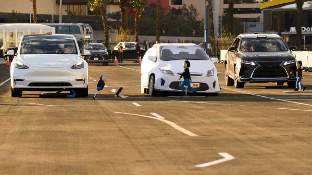 Teste com sistema autônomo de frenagem com carros da Tesla e Luminar com dummies de crianças passando na pista asfaltada
