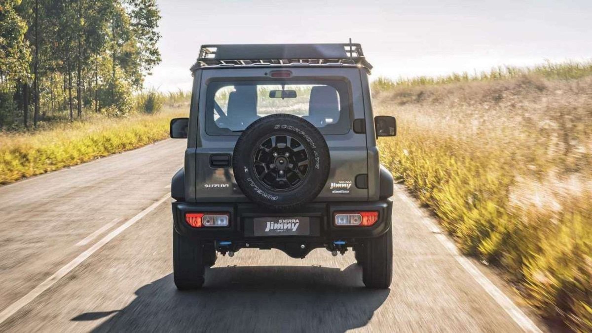 Modelo ganha DLRs halógenos e alerta de frenagem em todas as versões