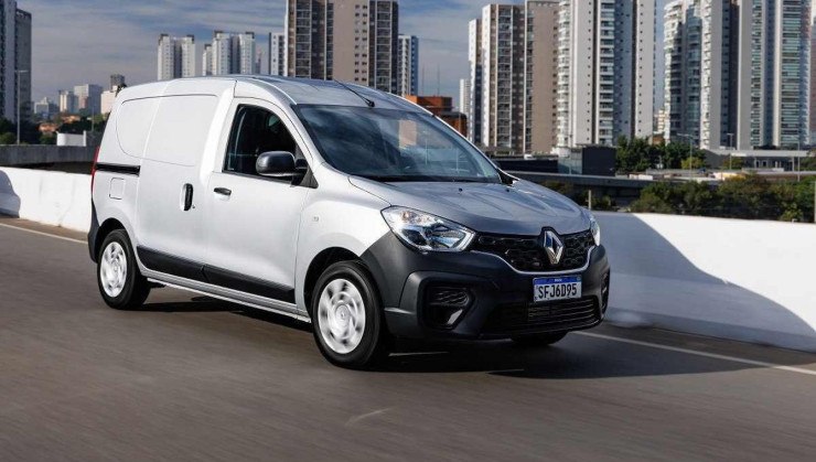 Renault Kangoo prata de frente em movimento em via expressa urbana