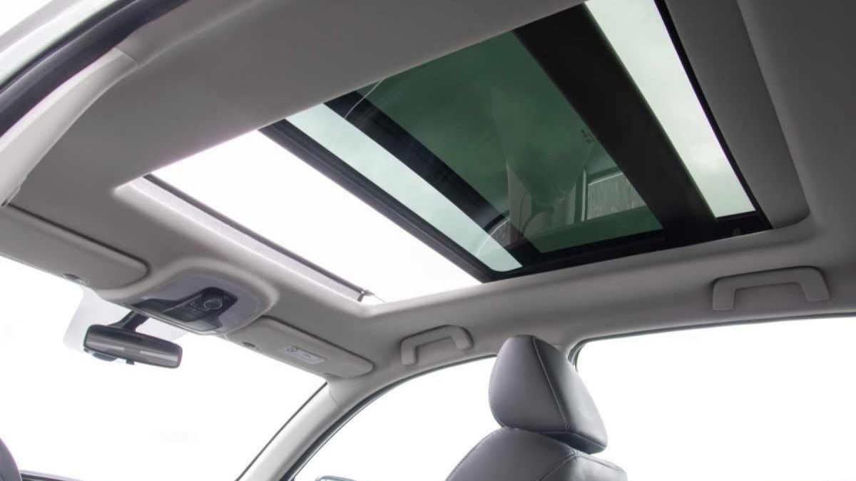Caoa Chery Tiggo 7 2019 modelo interior branco detalhe do teto solar estático no estúdio