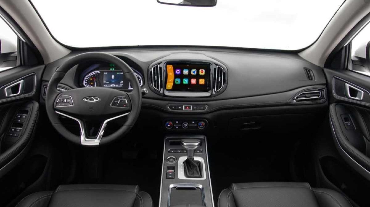 Caoa Chery Tiggo 7 modelo 2019 interior branco painel volante bancos dianteiros estáticos no estúdio