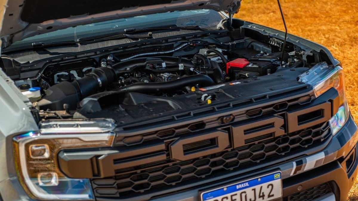 Ford Ranger Raptor 2024 com capô aberto, deixando motor V6 biturbo à mostra