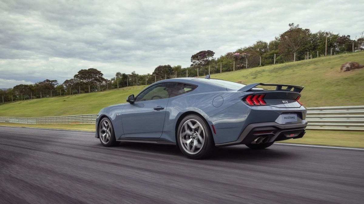 Mustang GT Performance 2024 cinza de traseira em movimento na pista