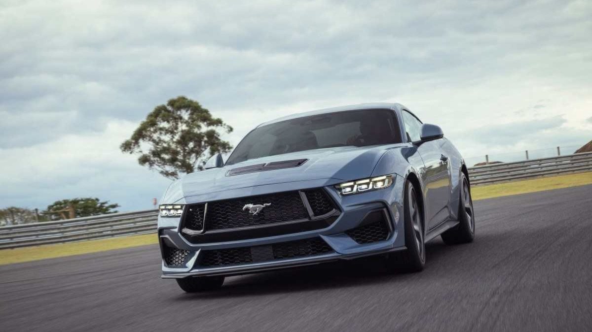 Mustang GT Performance 2024 cinza e de frente em movimento na pista do autódromo Velocitta