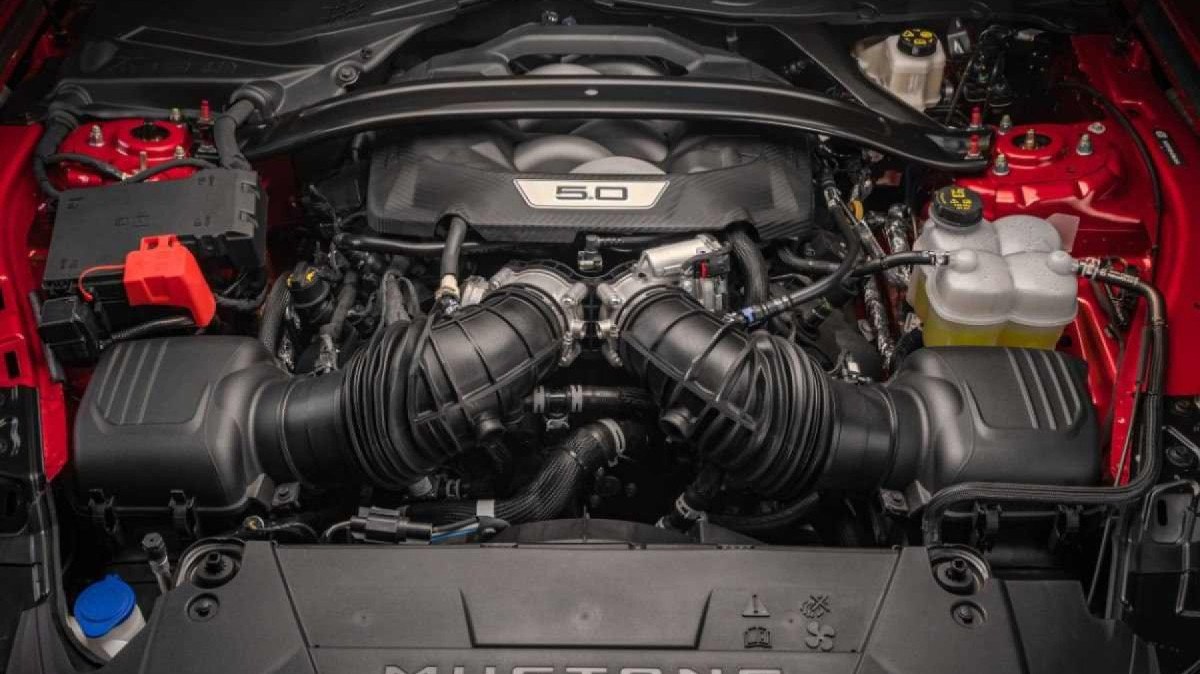 Mustang GT Performance 2024 vermelho cofre do motor V8 estático no estúdio