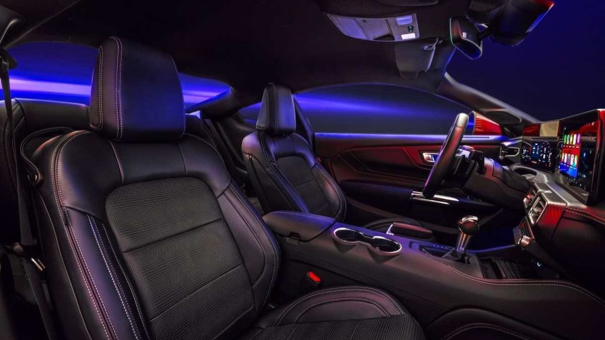 Bancos dianteiros internos vermelhos do Mustang GT Performance 2024 estáticos em estúdio