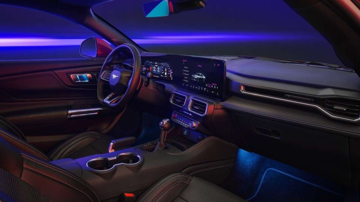 Mustang GT Performance 2024 vermelho interior painel volante bancos dianteiros estático no estúdio