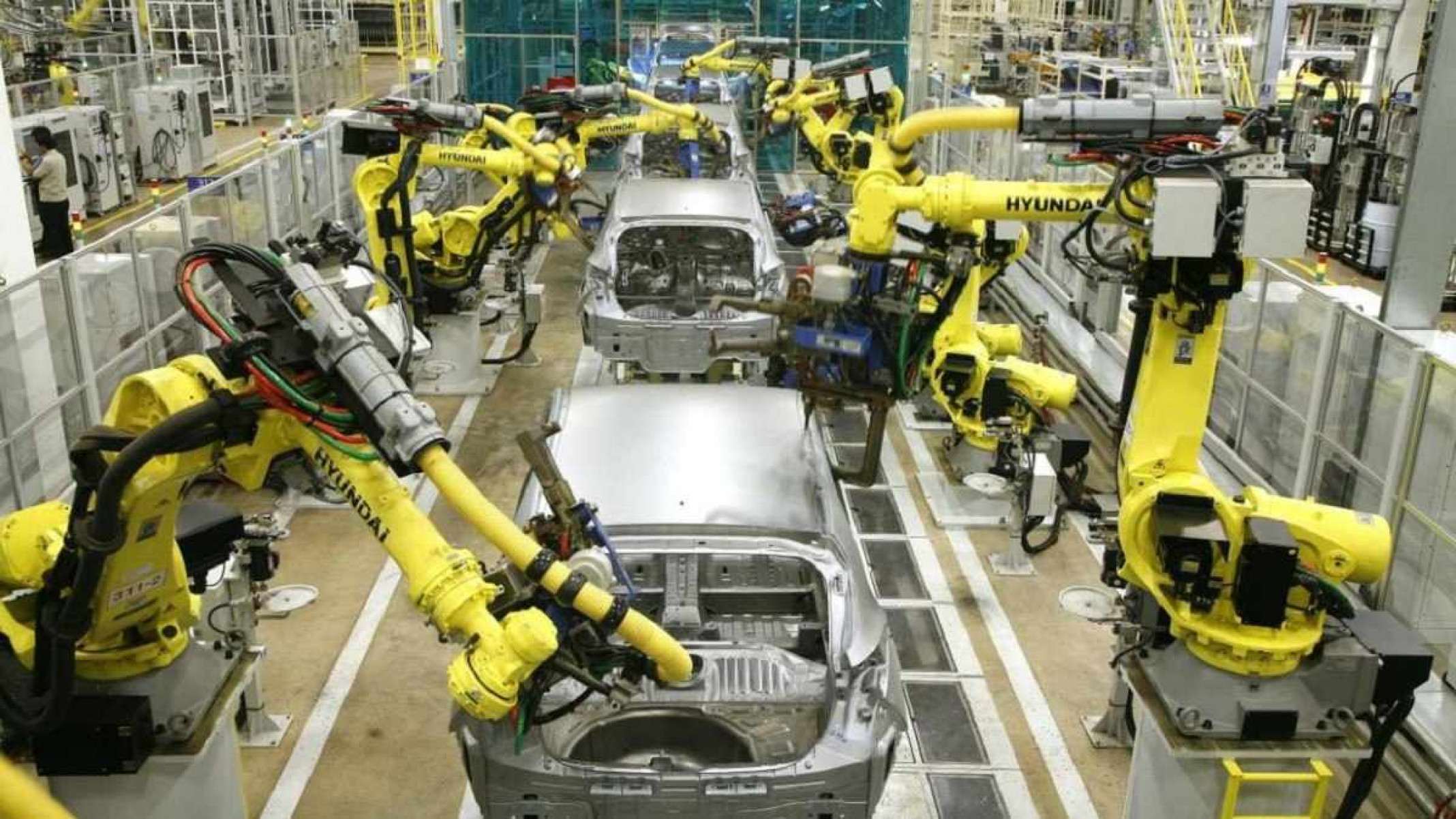 Carros sendo produzidos em fábrica da Hyundai