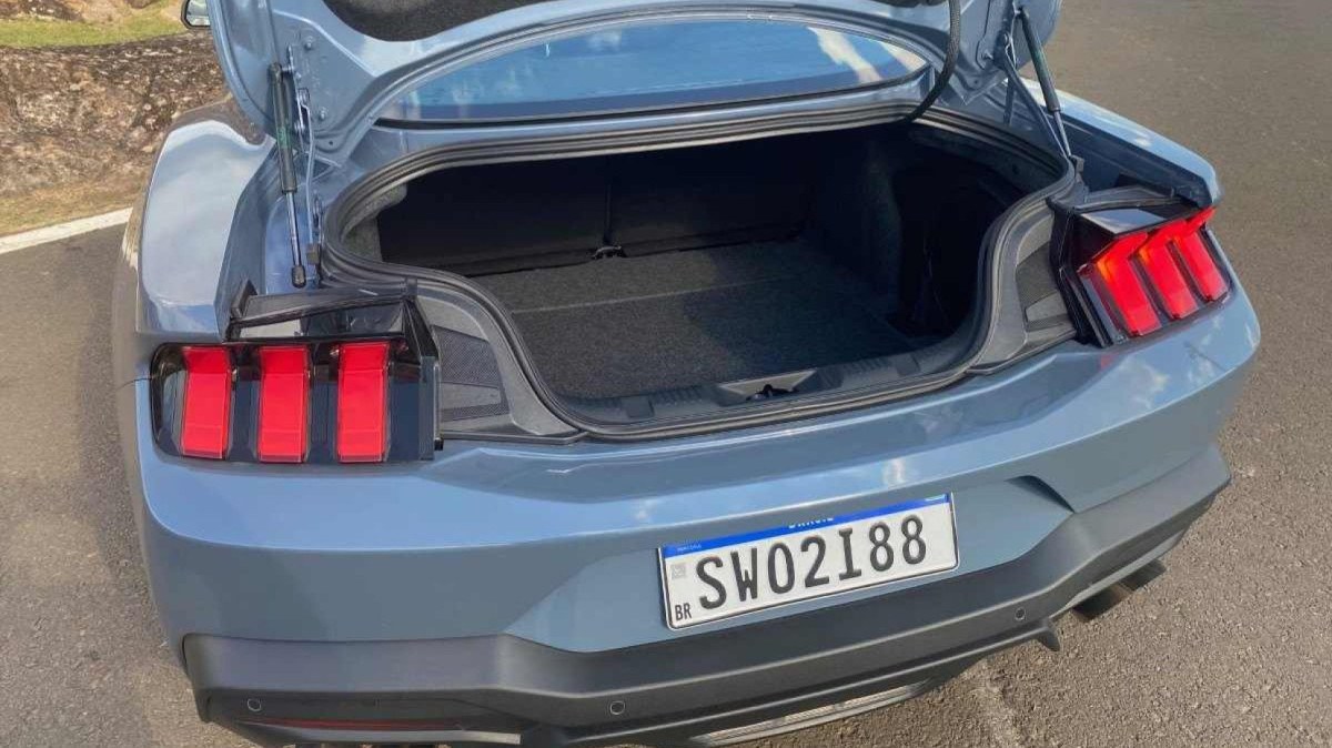 Apesar de ser um carro esportivo, Mustang tem porta-malas com capacidade razoável