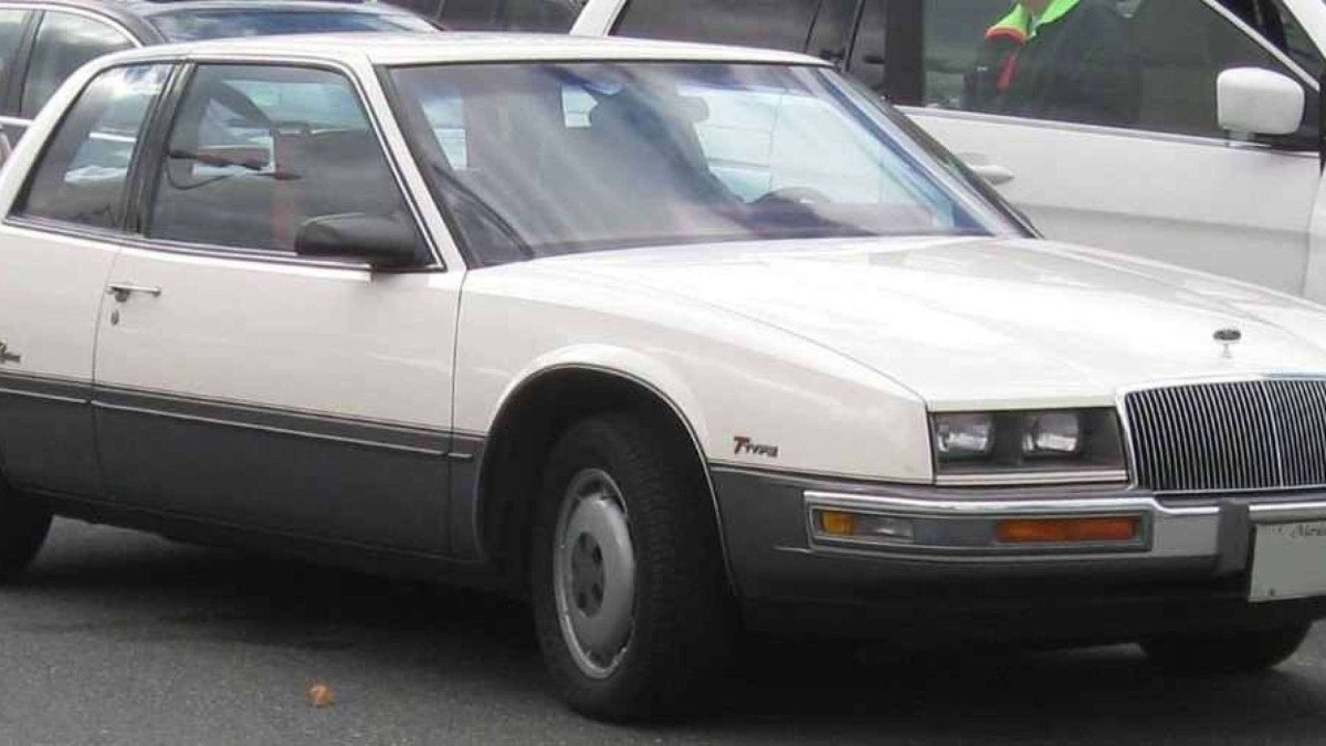Primeiro sistema multimídia fez sua estreia em 1986, no Buick Riviera.