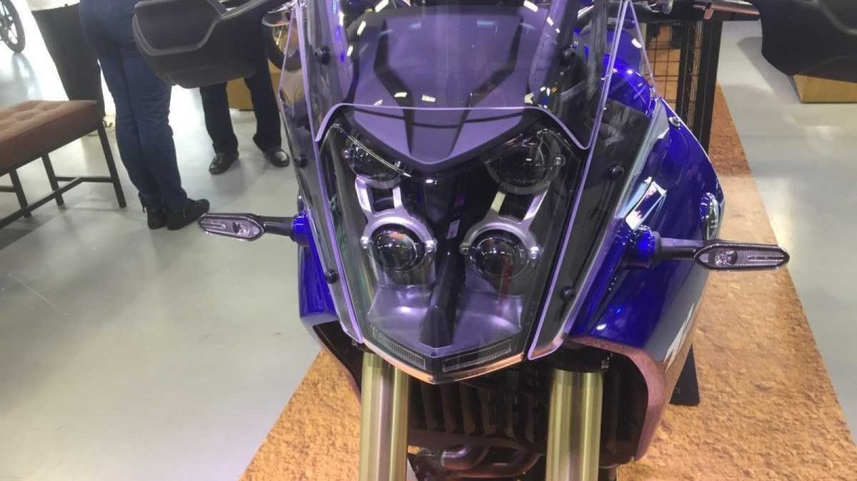 Yamaha Ténéré 700 2024 azul de frente detalhe do farol estática no estande da marca no Festival Interlagos 2024