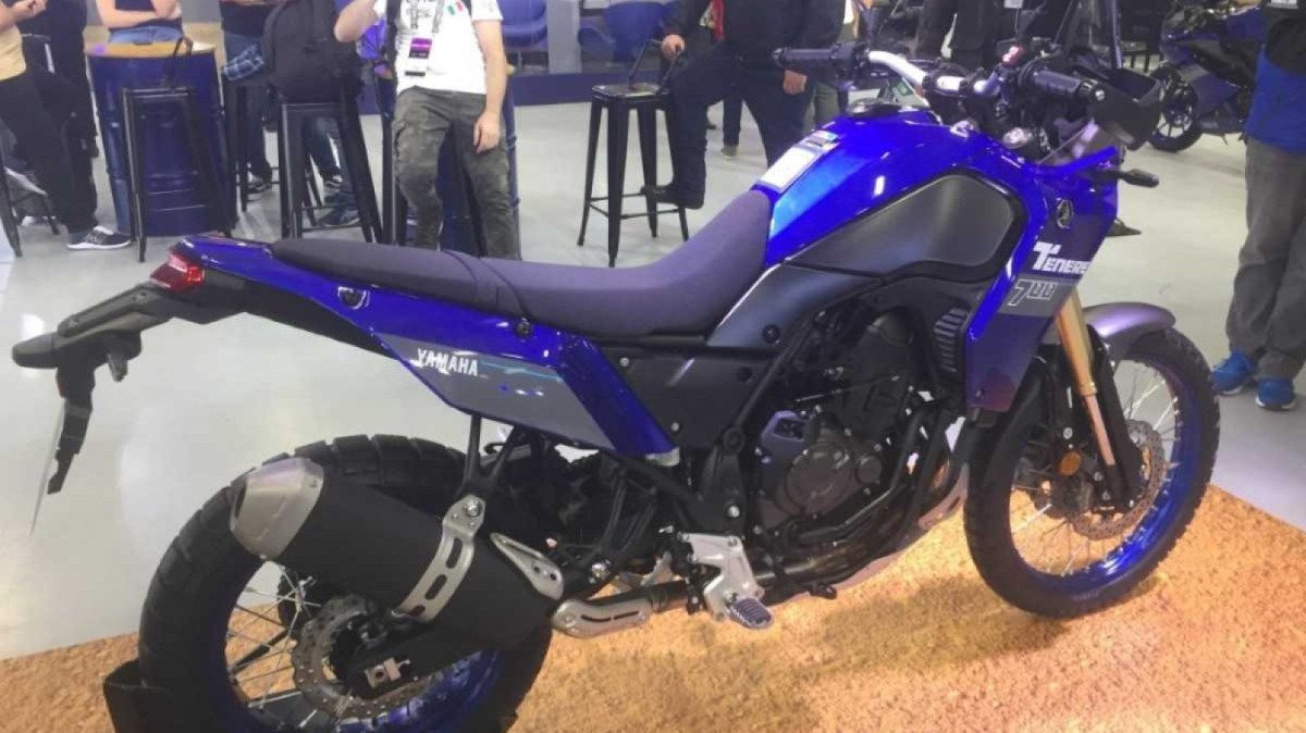 Yamaha Ténéré 700 2024 azul de lateral traseira estática no estande da marca no Festival Interlagos 2024