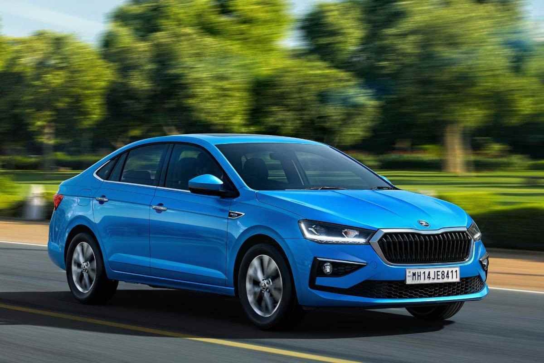 Skoda Slavia azul, de frente, em movimento em rodovia duplicada