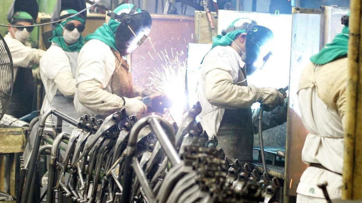 Funcionários da fabrica da Honda, em Manaus (AM), trabalham na produção de pecas para motos