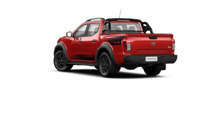 Nissan Frontier Attack 2025 vermelha ista pela traseira com detalhes da lateral esquerda em fundo branco.