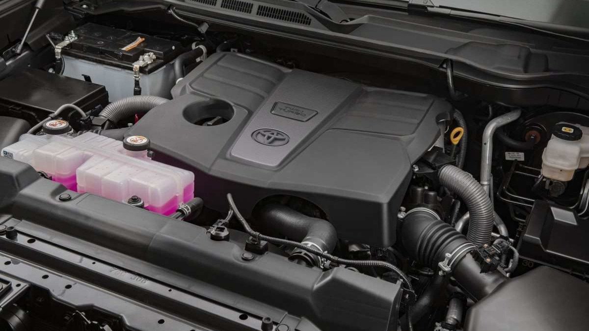 Motor 3,5 V6 biturbo a gasolina da Toyota, instalado no cofre de uma picape Tundra 2022