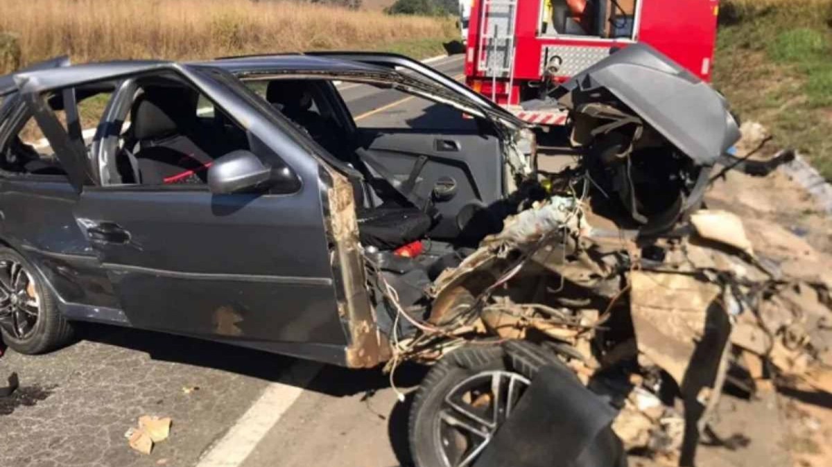 Acidente de viação perto de Lima Duarte com três vítimas mortais carro cinzento escuro com a frente completamente destruída na estrada de asfalto