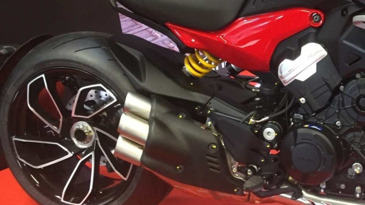 Ducati Diavel V4 modelo 2024 detalhe vermelho do escapamento estático triplo no estande da marca no Festival de Interlagos 2024