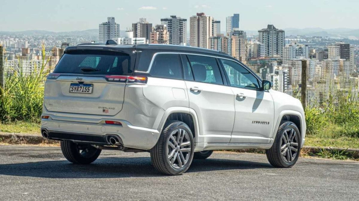 Jeep Commander Overland 2025, equipado com o novo motor 2.0 turbo Hurricane.