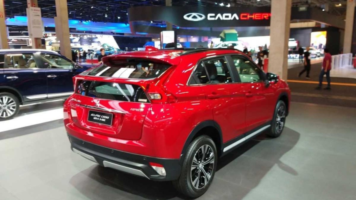 Mitsubishi Eclipse Cross HPE modelo 2018 vermelho de traseira estático no estande da marca no Salão de São Paulo de 2018